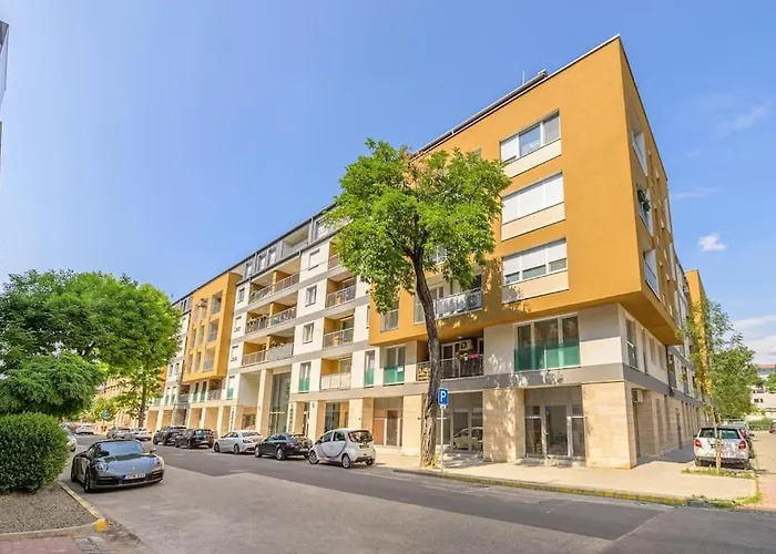 Zeenat With Balcony And Parking Apartmán Budapešť