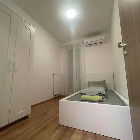 Zeenat With Balcony And Parking * Budapest