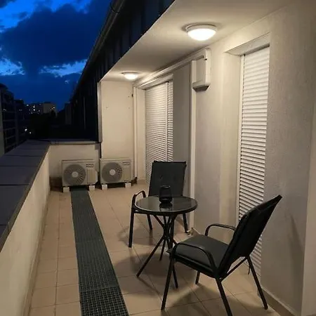 Zeenat With Balcony And Parking *