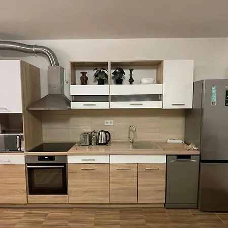 Zeenat With Balcony And Free Parking * Будапешт