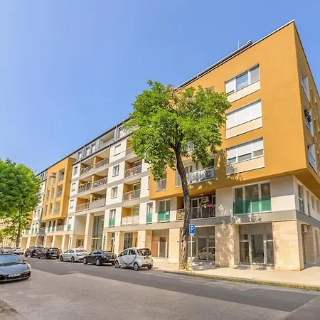 Zeenat With Balcony And Parking Lejlighed Budapest